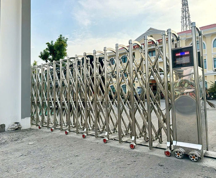 thi công cổng xếp inox tự động giá rẻ